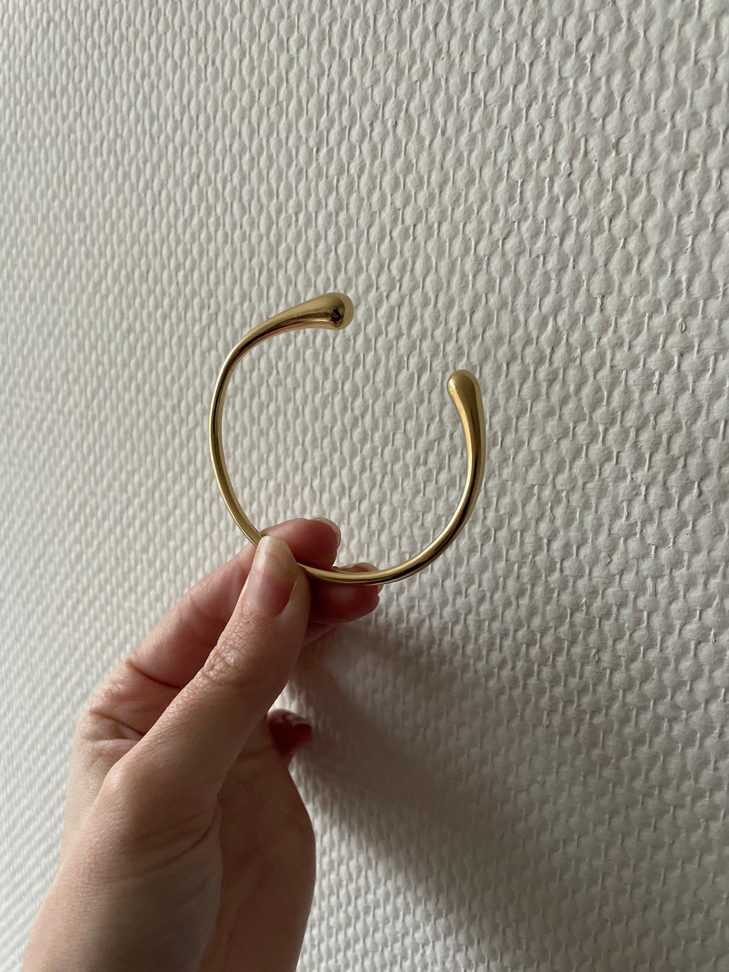 Connected bangle goud