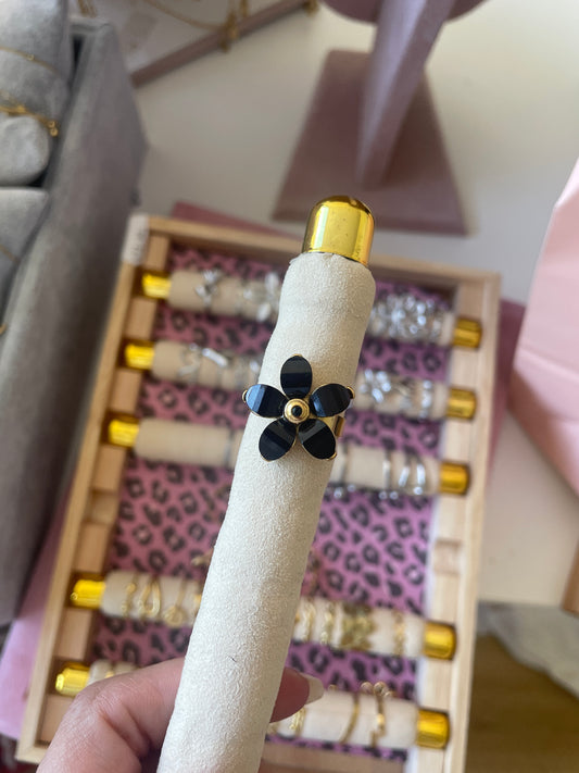 Bloemen ring zwart