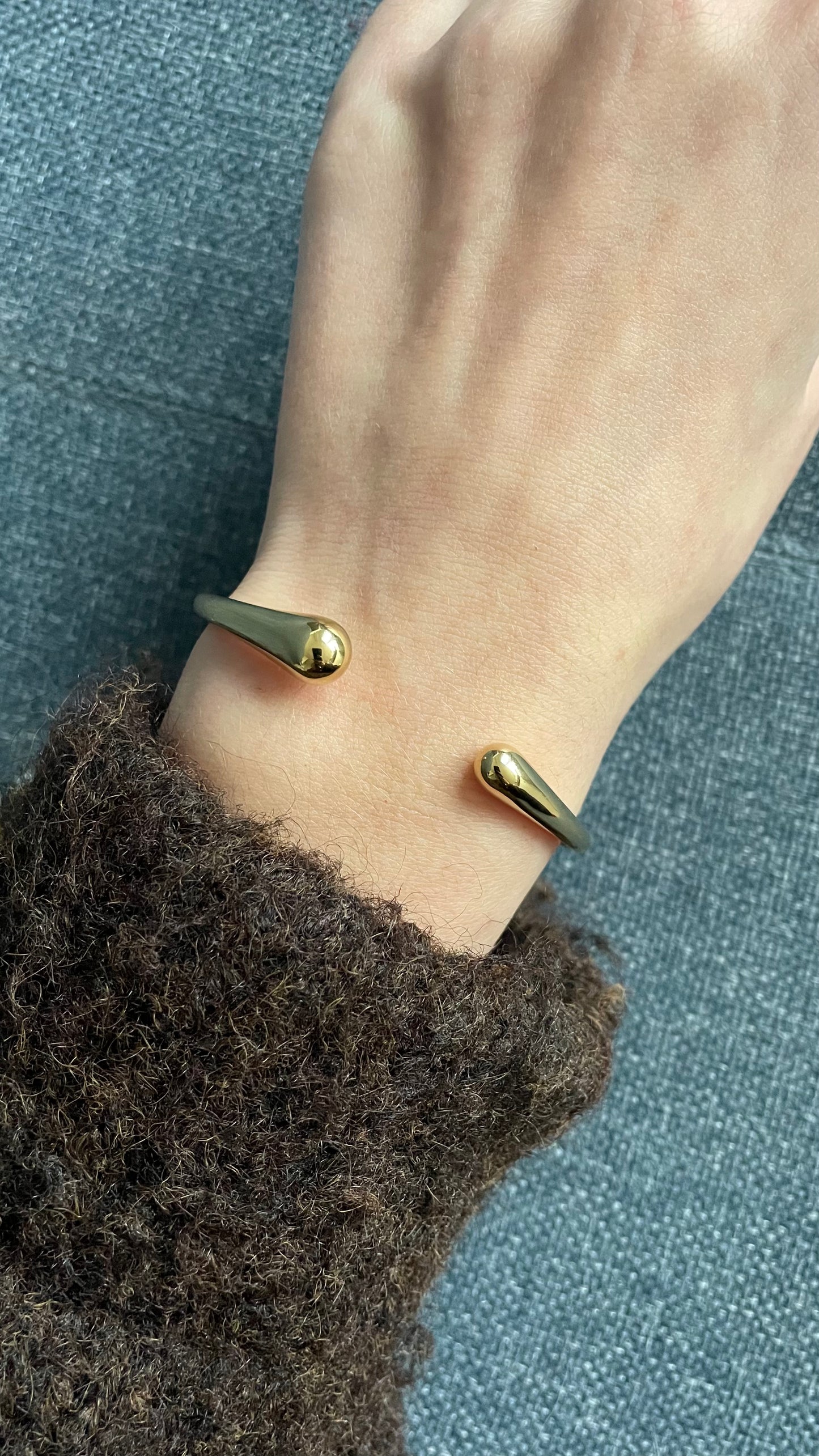 Connected bangle goud