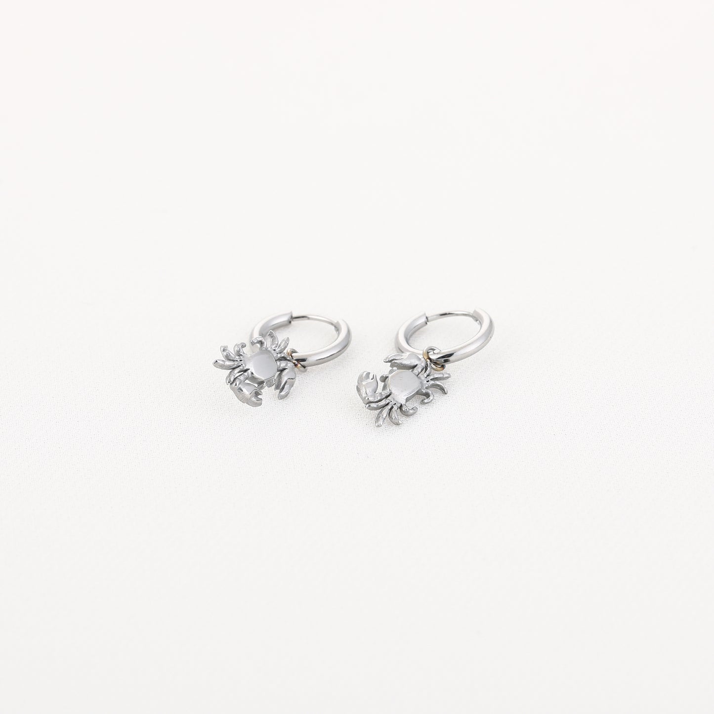 Mini krab oorbellen zilver